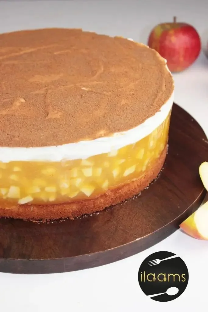 Klassische und einfache Apfel-Schmand Torte auf einem Teller angerichtet