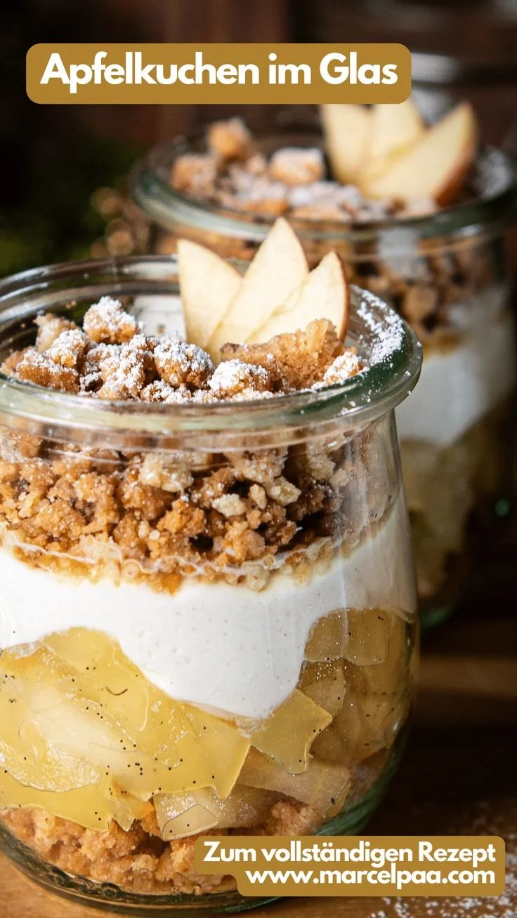 Apfelkuchen im Glas mit frischen Äpfeln und Zimt dekoriert.