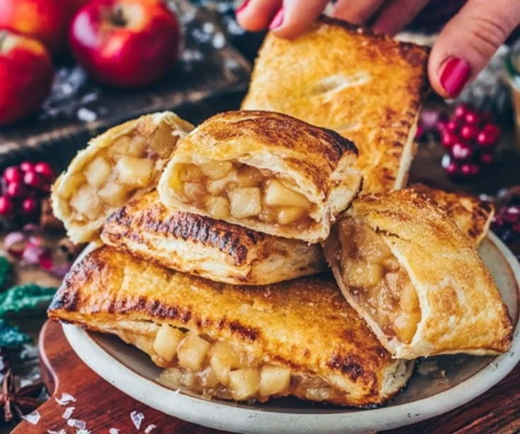 Vegane Apfeltaschen mit Blätterteig, frisch gebacken und köstlich.