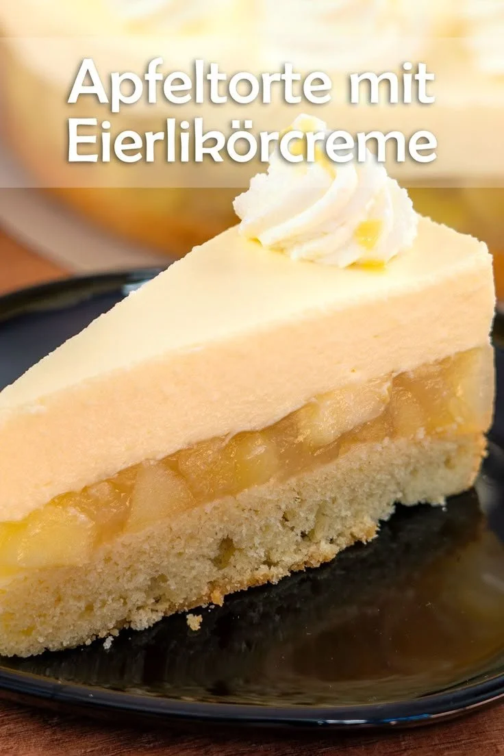 Apfeltorte mit cremiger Eierlikörfüllung auf einem Teller angerichtet