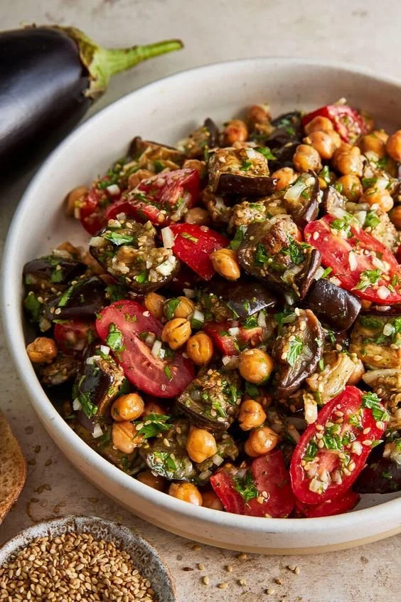 Würziger Auberginensalat mit frischen Zutaten und aromatischen Gewürzen
