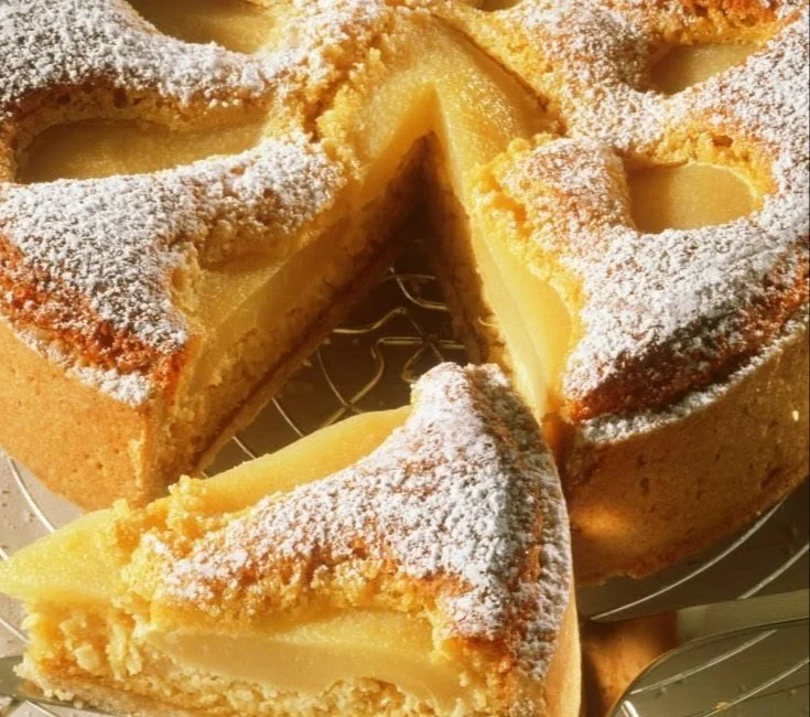 Leckerer Birnenkuchen mit Mandeln auf einem Teller