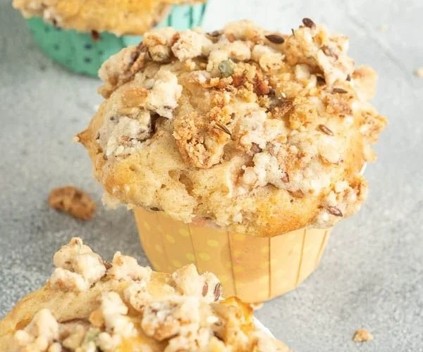 Leckere Birnenmuffins mit Streuseln auf einem Teller