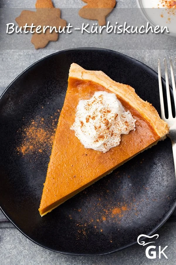 Butternut-Kürbiskuchen auf einem Teller, garniert mit Kürbiskernen und Zimt