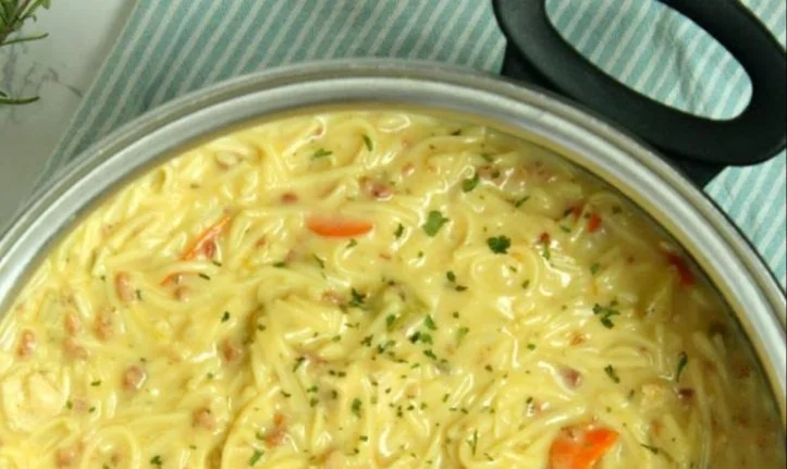 Schüssel mit Crack Chicken und Noodles, herzhaftes Rezept für ein schnelles Gericht