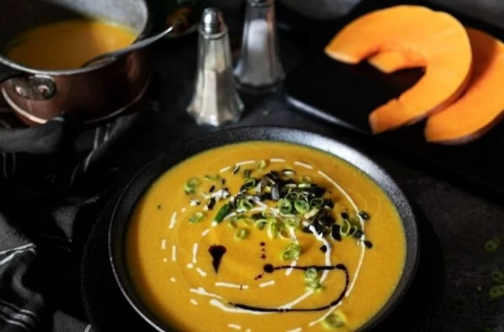 Cremige Kürbissuppe mit Kokosmilch und Ingwer in einer Schüssel