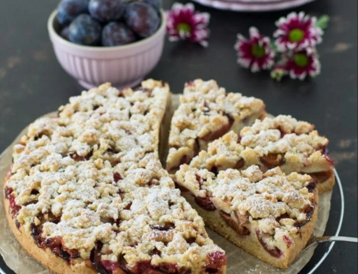 Einfacher Zwetschgenkuchen mit Streuseln frisch aus dem Ofen