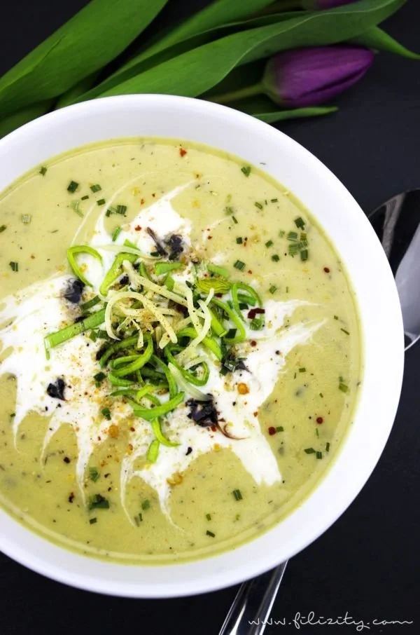 Sämige Kartoffel-Lauch-Suppe mit Käse in einer Schüssel serviert.