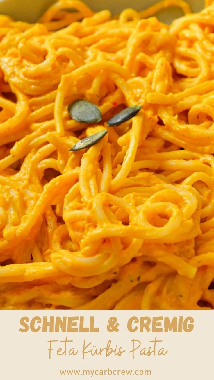 Schnelle und cremige Feta Kürbis Pasta auf einem Teller serviert.