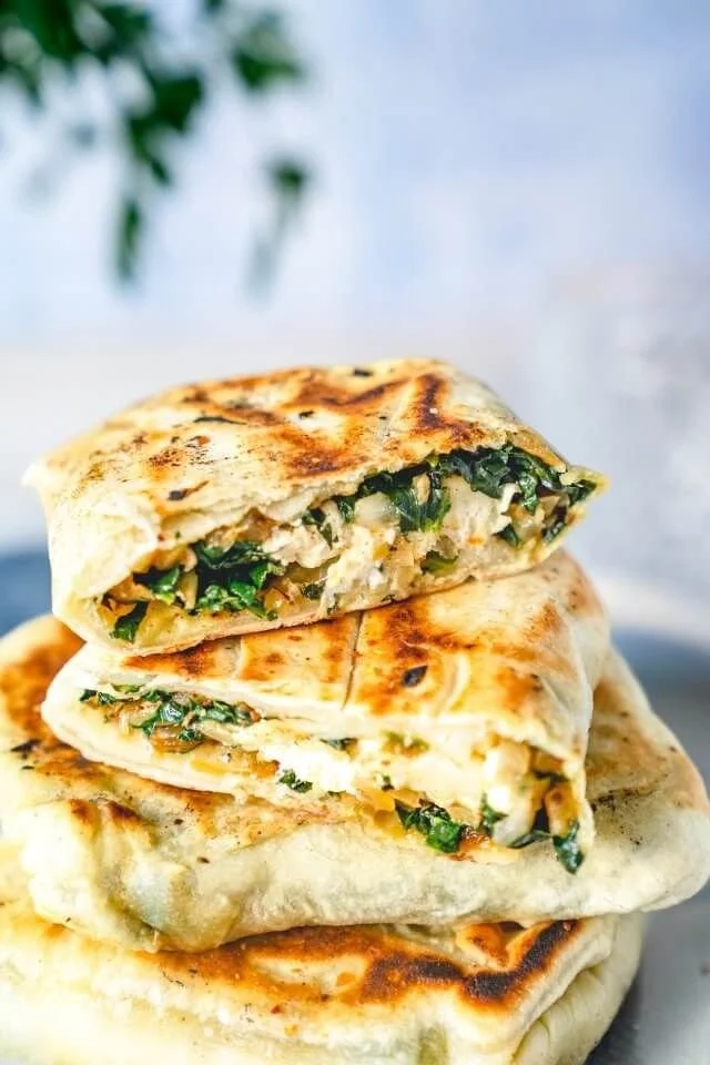 Gözleme - traditionelle türkische Teigtaschen mit verschiedenen Füllungen.