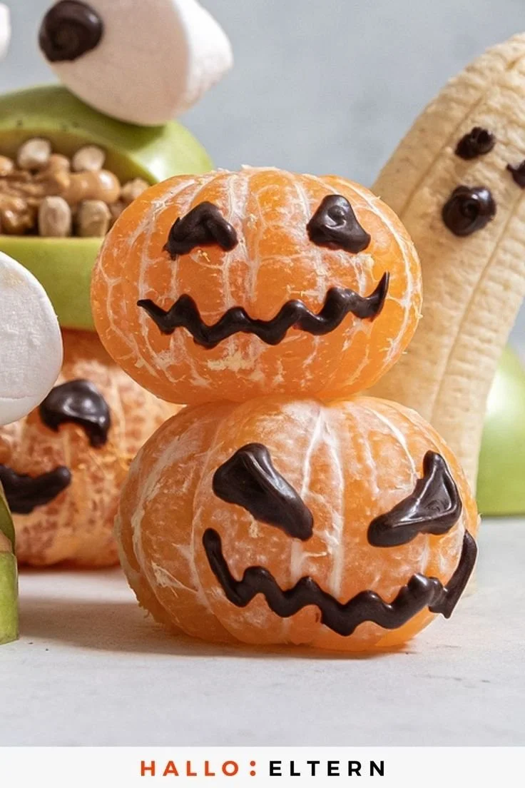 Mandarinen als Mini-Kürbisse für Halloween-Dekoration