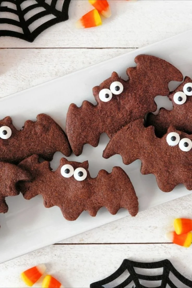 Halloween Fledermaus Kekse aus Schokoteig mit Zuckeraugen