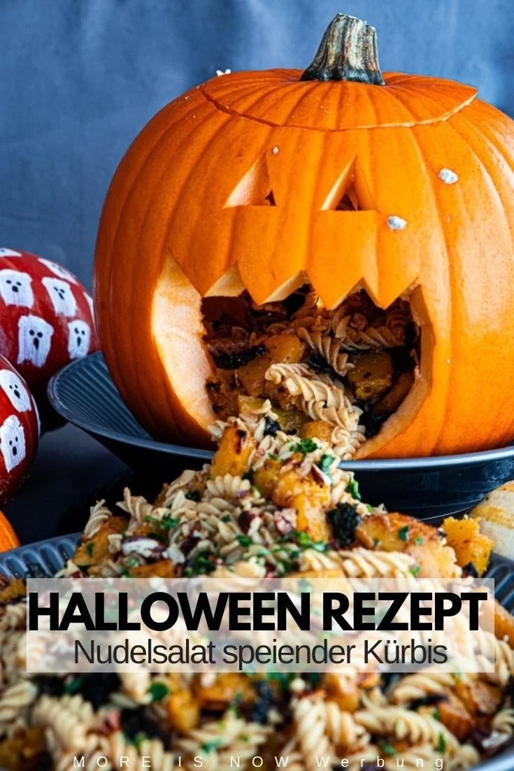 Gruselige Halloween Nudeln auf einem Teller mit Kürbis Deko