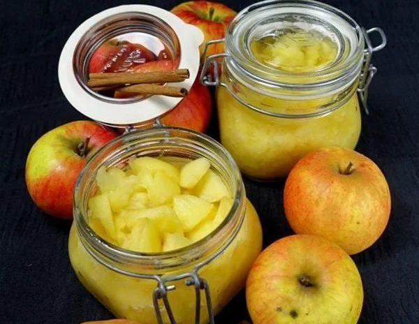 Hausgemachtes Apfelkompott nach Omas Rezept in einem Glas serviert
