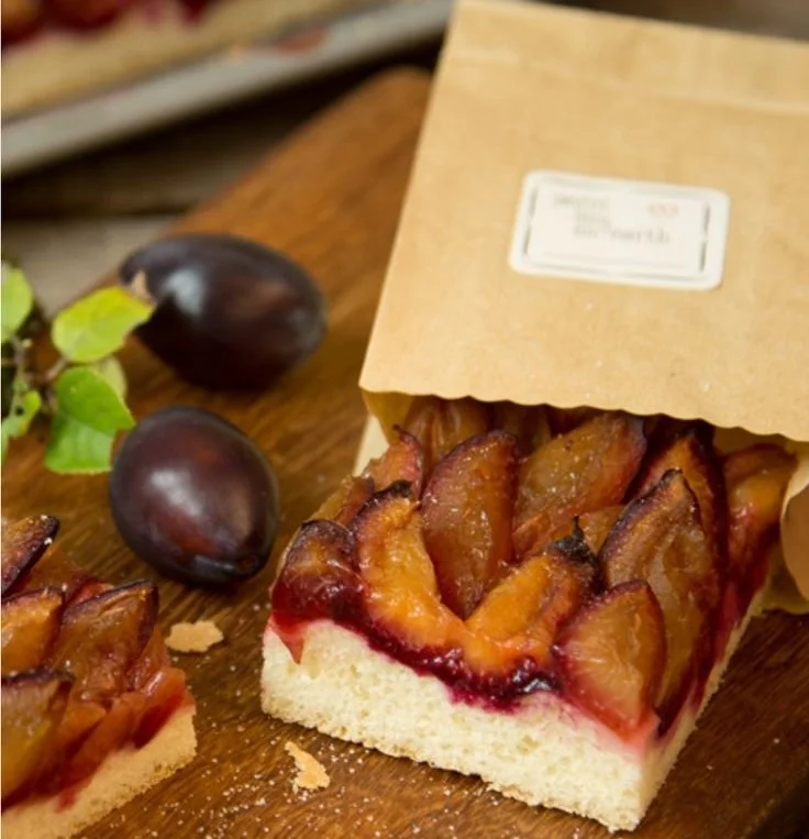 Hefepflaumenkuchen vom Blech mit saftigen Zwetschgen und Hefeteig