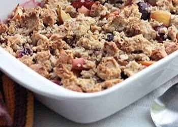 Herbstliches Crumble mit süßen Zwetschgen und Äpfeln aus Maras Wunderland