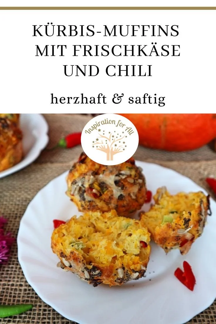 Herzhafte Kürbis-Muffins mit Frischkäse und Chili auf einem Tisch serviert
