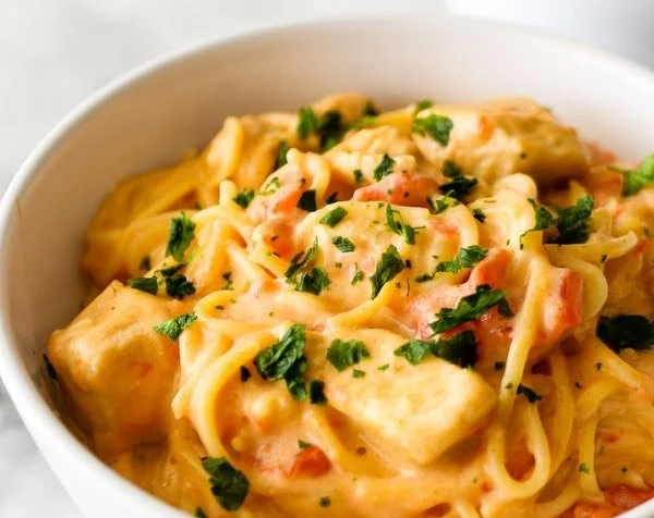 Schüssel mit Instant Pot cheesy chicken spaghetti, köstlich zubereitet