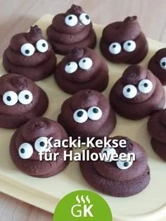 Kacki-Kekse für Halloween auf einem Teller dekoriert