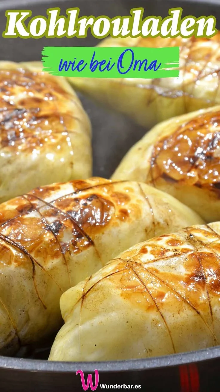Leckere Kohlrouladen nach Oma's Rezept serviert mit Beilage