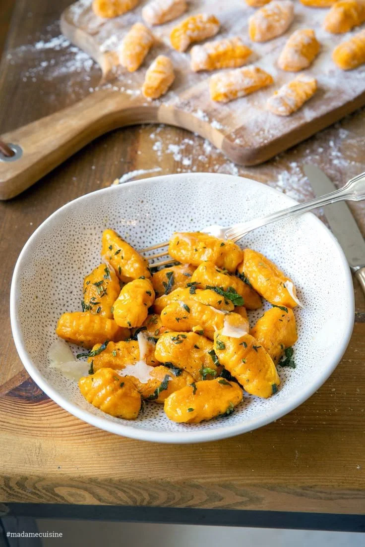 Kürbis-Gnocchi mit Salbeibutter auf einem Teller serviert