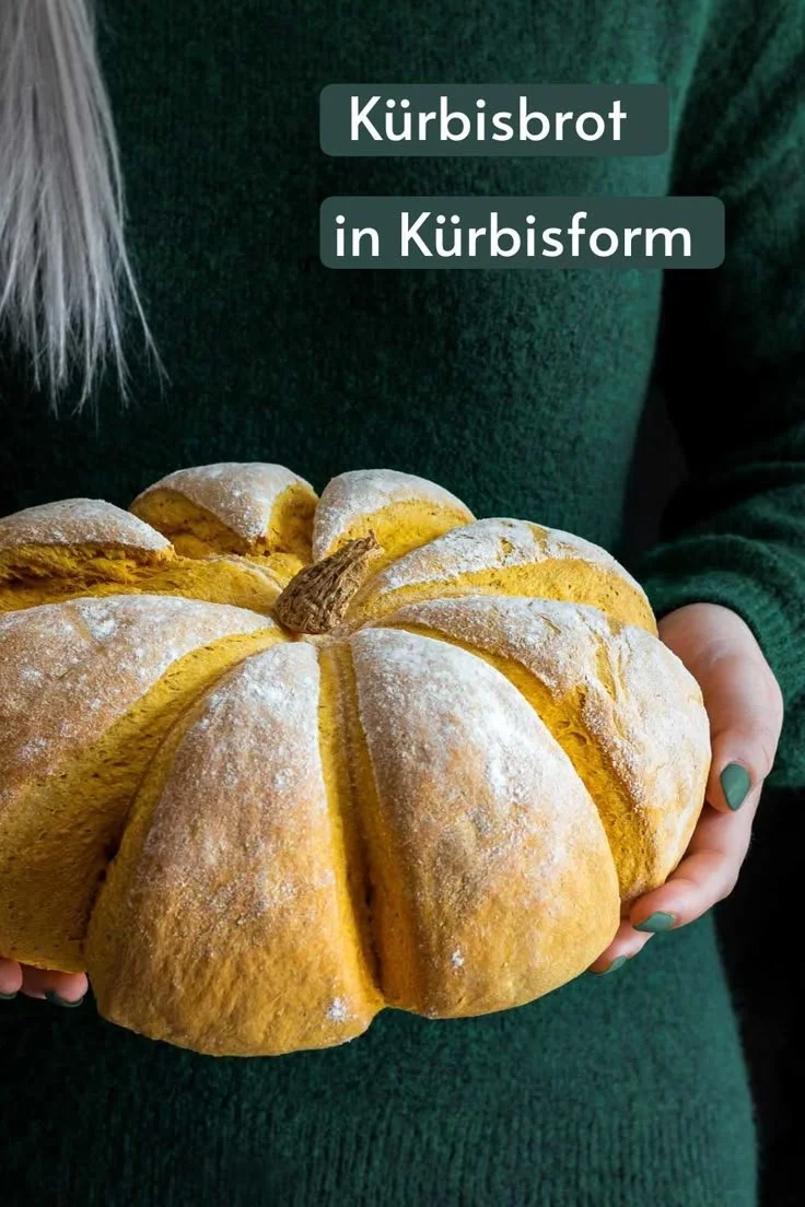 Leckeres Kürbisbrot in Kürbisform, ideal für herbstliche Feiern.