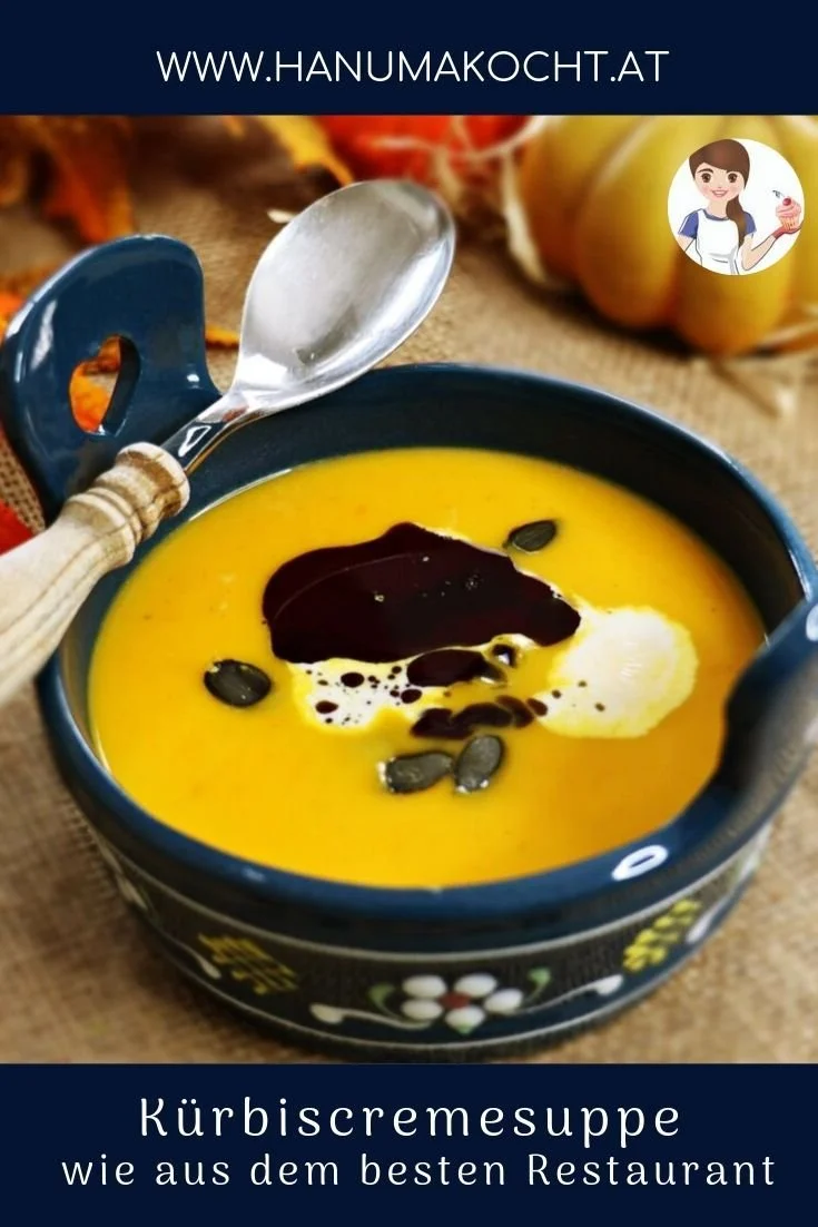 Kürbiscremesuppe serviert mit frischen Kräutern und Kürbiskernen