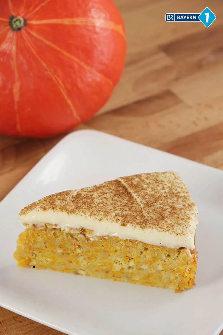 Saftiger Hokkaido-Kürbiskuchen auf einem Teller