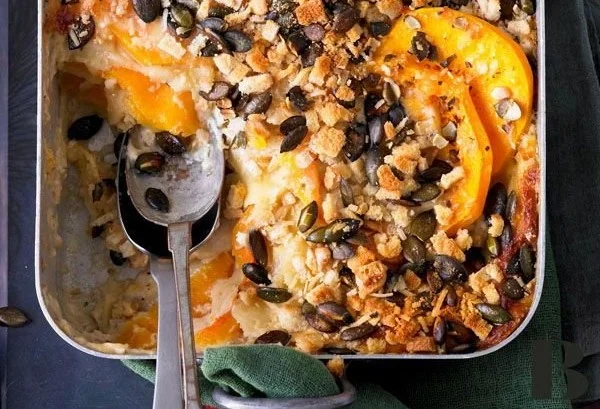 Leckere Kürbislasagne auf einem Teller, ideal für ein vegetarisches Abendessen.