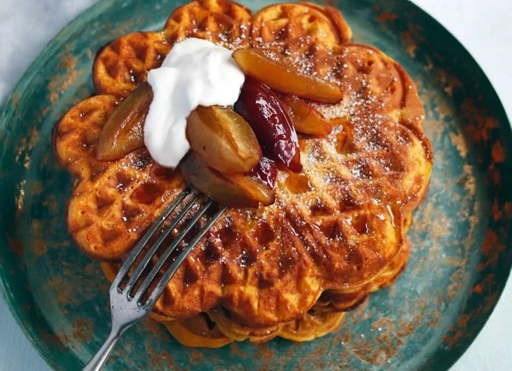 Kürbiswaffeln mit Zimt, serviert auf einem Teller, perfekt für die kalte Jahreszeit.