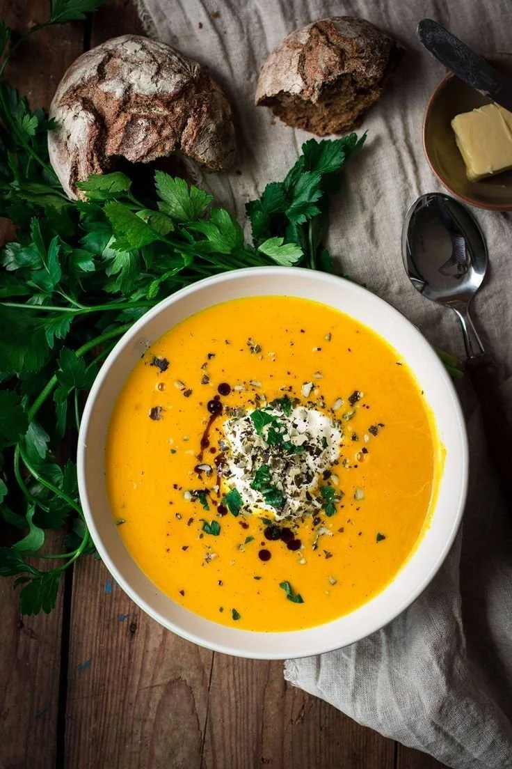 Leckere Thermomix Kürbissuppe in einer Schüssel serviert