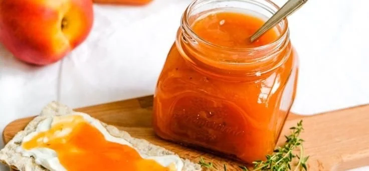 Nektarinen-Thymian-Marmelade in einem Glas, frisch zubereitet