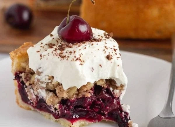 Omas Feuerwehrkuchen mit Streusel und Kirschen, gebacken im Thermomix.