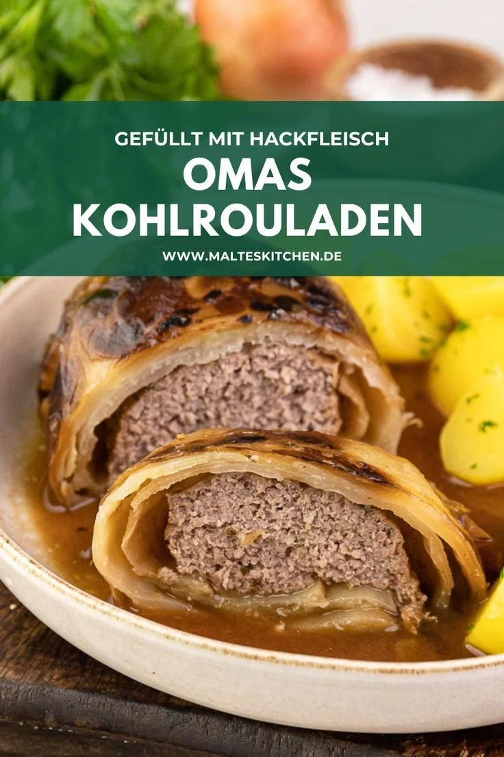 Omas Kohlrouladen mit viel Soße auf einem Teller serviert