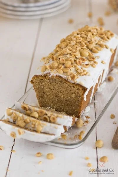 Saftiger Nusskuchen nach Omas Rezept mit Nüssen und köstlicher Glasur