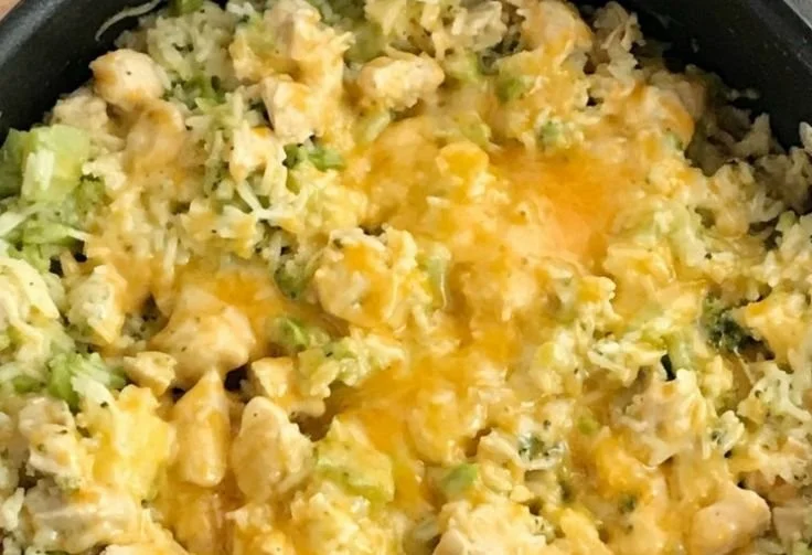 Leckeres One Pot Cheesy Chicken Broccoli & Rice Gericht mit Käse und Gemüse.