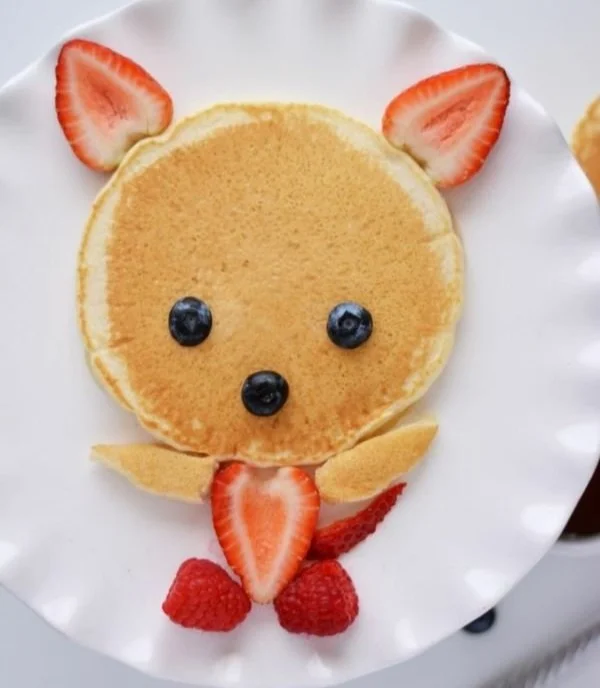 Leckere Pfannkuchen auf einem Teller, perfekt zubereitet für Genuss.