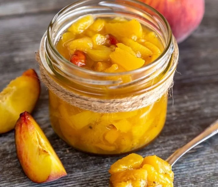 Hausgemachtes Pfirsich-Chutney in einem Glas, ideal für Grillgerichte