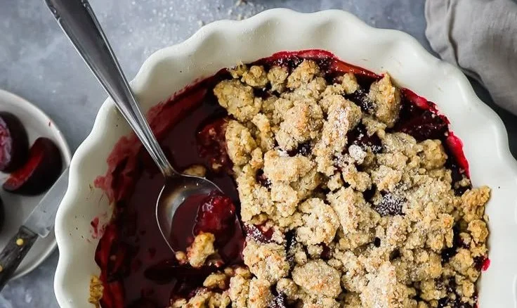 Pflaumen Haselnuss Crumble mit knusprigem Topping auf einem Teller