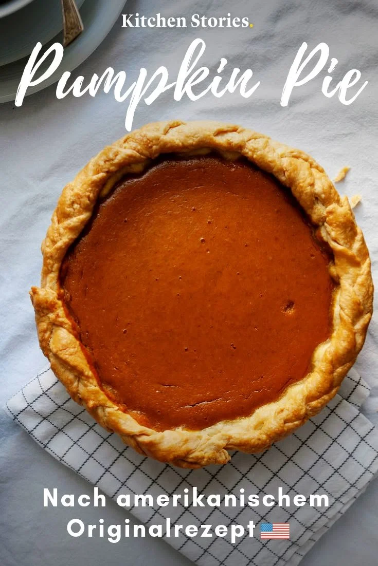 Köstlicher Pumpkin Pie mit Sahne zum Thanksgiving essen.