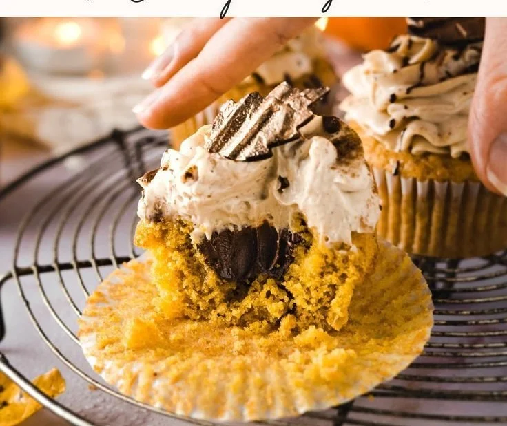 Leckere Pumpkin Spice Cupcakes mit Orangen Ganache Füllung auf einem Teller