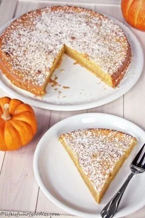 Saftiger Kürbiskuchen mit frischen Zutaten aus dem Garten