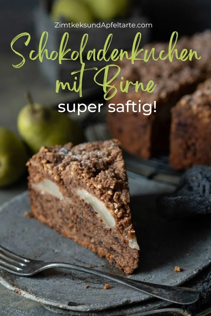 Saftiger Schokoladenkuchen mit Birne auf einem Teller, dekoriert mit Schokoladensauce.