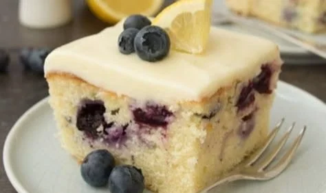 Saftiger Zitronen-Blaubeer-Kuchen mit leckeren Blaubeeren und Cheesecake-Guss