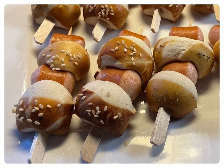 Spieße mit Laugen-Wiener Würstchen für Kinder, ideales Fingerfood.