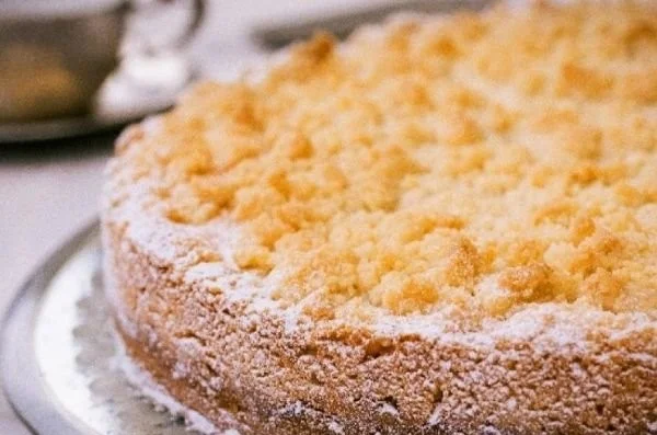Streusel-Apfelkuchen mit Pudding und Rührteig auf einem Kuchenteller