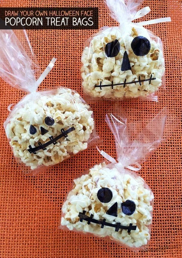 Handgemachte Paillettenkürbisse für kreative Halloween-Dekorationen.