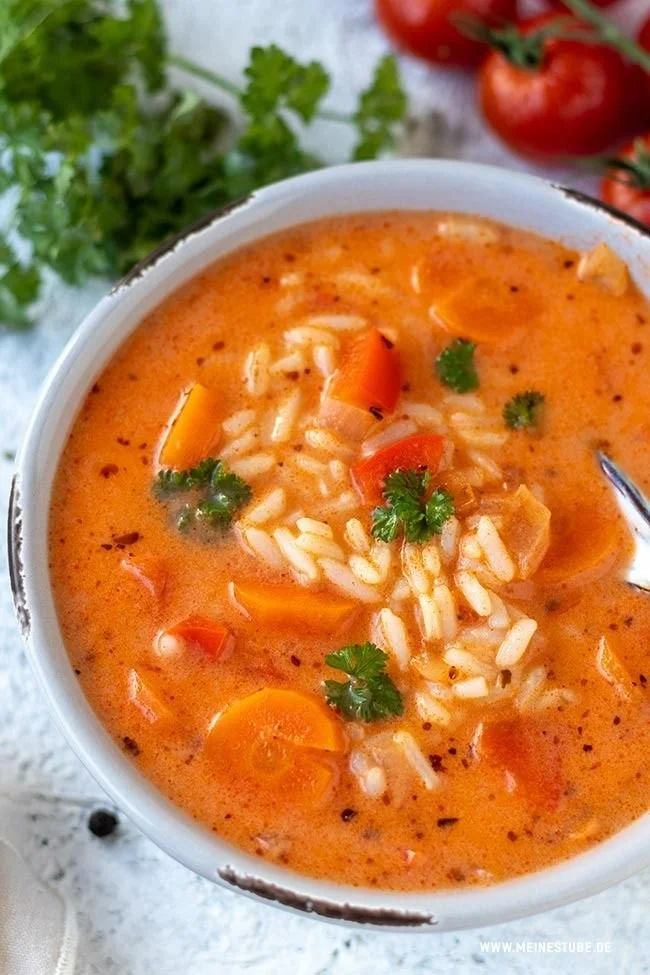 Schüssel mit homemade Tomatensuppe und Reis auf einem Tisch