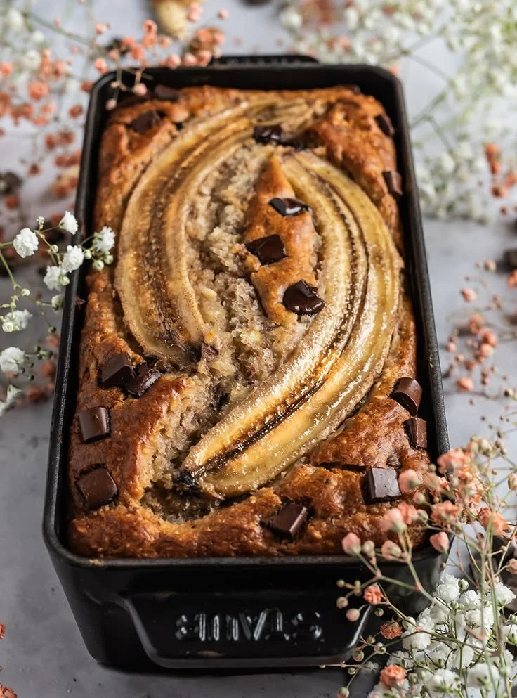 Saftiges und einfaches veganes Bananenbrot auf einem Holztisch