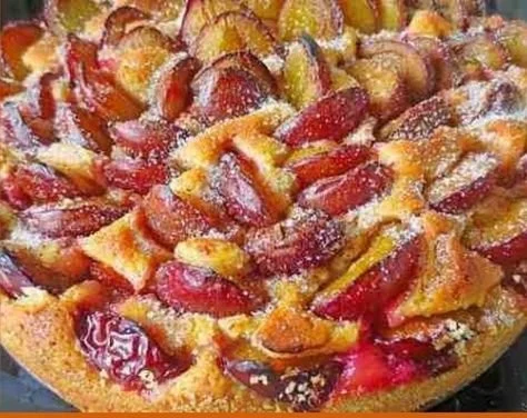 Weltbester Pflaumenkuchen, schnell und einfach zubereitet, auf einem Teller angerichtet